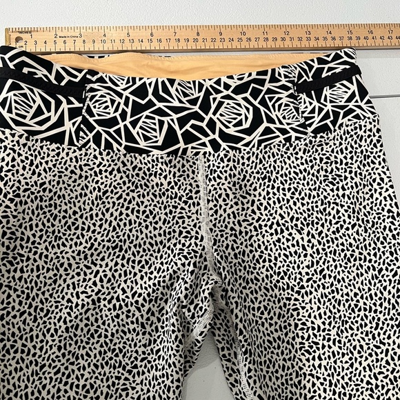 Lululemon  3/4 Real Quick Tight Luxtreme Miss
Mosaic Spot White Black Size 10 - Picture 5 of 11